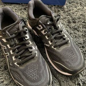 ASICS Women’s Gel-Nimbus 21 running black sneakers